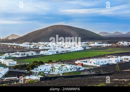 Coucher de soleil sur le village de Yaiza à Lanzarote dans la lumière du matin Banque D'Images