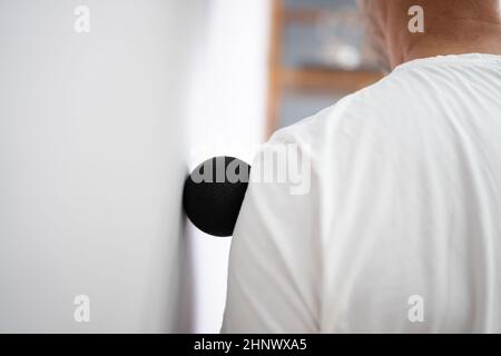 Massage du point de déclenchement arrière à l'aide d'une boule de mousse avec dégagement myofascial Banque D'Images