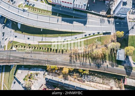 vue aérienne du dessus de l'intersection routière. infrastructure urbaine du dessus. photo de drone. Banque D'Images