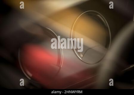 Gros plan du tableau de bord numérique d'une voiture. Banque D'Images