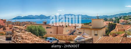 Vue panoramique aérienne sur la baie de Cannes et le Golfe de la Napoule, site emblématique de la Côte d'Azur, France Banque D'Images