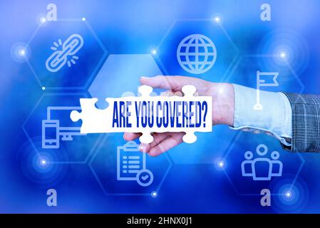 Présentation conceptuelle êtes-vous couvert question, concept signifie demander s'ils avaient l'assurance dans le travail ou la vie main tenant Jigsaw Puzzle Piece Unl Banque D'Images