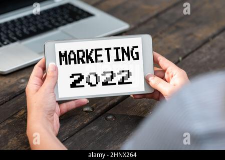 Légende du texte présentant Marketing 2022, Business Idea tendances commerciales pour l'événement promotionnel de la nouvelle année 2022 fonctionnalités d'appel vocal et vidéo Conne Banque D'Images