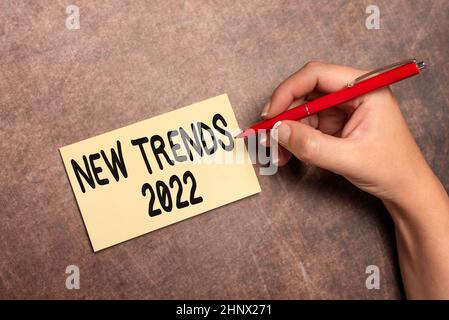 Légende de texte présentant de nouvelles tendances 2022, photo conceptuelle direction générale dans laquelle quelque chose est en développement rédaction de notes importantes dessin de nouvelles Doig Banque D'Images