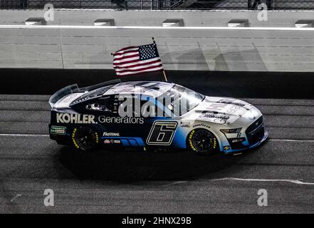 Daytona, États-Unis. 17th févr. 2022. Brad Keselowski célèbre après avoir remporté la course de qualification Bluegreen Vacations Duel 1 pour le Daytona 500 2022, le jeudi 17 février 2022 à Daytona, en Floride. Photo par Edwin Locke/UPI crédit: UPI/Alay Live News Banque D'Images