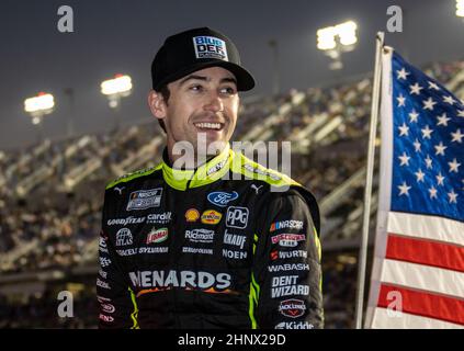 Daytona, États-Unis. 17th févr. 2022. Ryan Blaney attend le début de la course de qualification Bluegreen Vacations Duel 1 pour le Daytona 500 2022, le jeudi 17 février 2022 à Daytona, Floride. Photo par Edwin Locke/UPI crédit: UPI/Alay Live News Banque D'Images