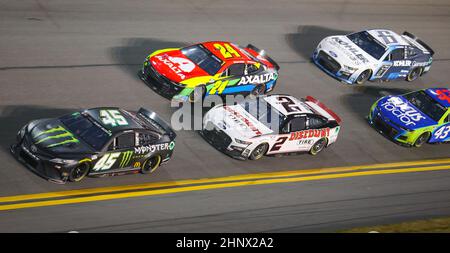 Daytona, États-Unis. 17th févr. 2022. Kurt Busch (45) est suivi de près par la rookie Austin Cindric (2) et William Byron Jr. (24) pendant le numéro 1 de Duel pour le Daytona 500 annuel 64th au Daytona International Speedway de Daytona le jeudi 17 février 2022 Daytona, FL. Photo par Mike Gentry/UPI crédit: UPI/Alay Live News Banque D'Images