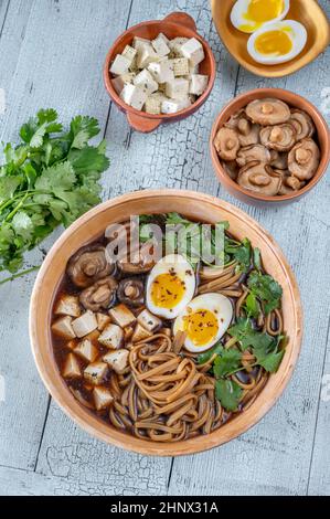 Bol de soupe miso sur la table en bois Banque D'Images