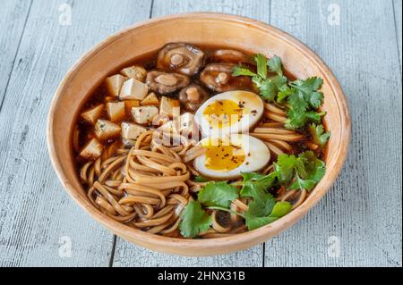 Bol de soupe miso sur la table en bois Banque D'Images