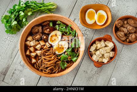 Bol de soupe miso sur la table en bois Banque D'Images