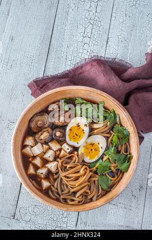 Bol de soupe miso sur la table en bois Banque D'Images