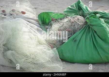 Filets de pêche avec bouées et cordes.Filets de pêche cordes et flotteurs sur un port Banque D'Images