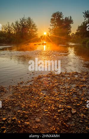 Lever du soleil avec des poutres au-dessus d'un cours d'eau allemand paysage Banque D'Images