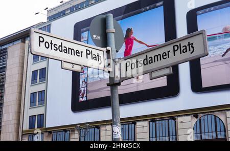 Panneau indiquant l'emplacement de la Potsdamer Platz dans le centre-ville. Banque D'Images