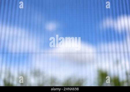 vue floue ciel bleu avec nuage à travers rideau blanc doux de la chambre. ciel bleu abstrait avec nuage bakground flou. Arrière-plan hors foyer - nat Banque D'Images