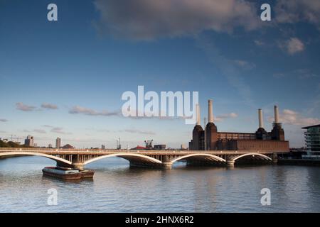 Le pont ferroviaire de Grosvenor sur la Tamise et la centrale électrique de Battersea sont des nuages bleus et blancs Banque D'Images