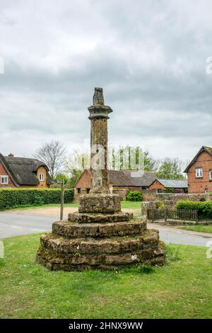 Croix de prédication médiévale à Althorpe à l'église Saint Marys, Angleterre Banque D'Images