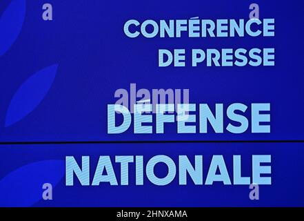 Paris, France. 17th févr. 2022. Une affiche est exposée à l'extrême droite du parti Reconquete! Leader, expert des médias et candidat à l’élection présidentielle de 2022 Eric Zemmour, conférence de presse pour présenter son plan de défense intérieure à Paris, en France, le 17 février 2022. Photo de Christian Liewig/ABACAPRESS.COM crédit: Abaca Press/Alay Live News Banque D'Images