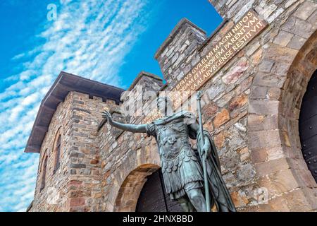 Statue d'Antonin en face de la porte principale du fort romain de la Saalburg près de Francfort, Allemagne Banque D'Images