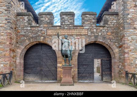 Statue d'Antonin en face de la porte principale du fort romain de la Saalburg près de Francfort, Allemagne Banque D'Images