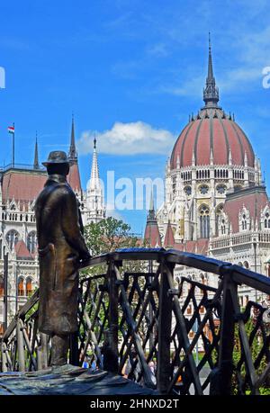 La statue d'Imre Nagy, sur le pont de la place Martyr, donne sur le Parlement hongrois, Budapest, Hongrie. Maintenant supprimé Banque D'Images