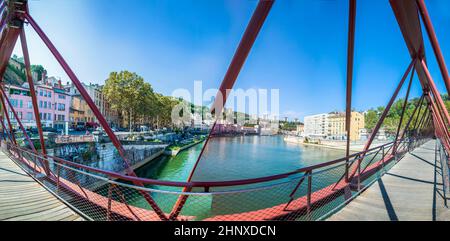 Vue de la passerelle à Lyon avec Saône sous ciel bleu,France Banque D'Images