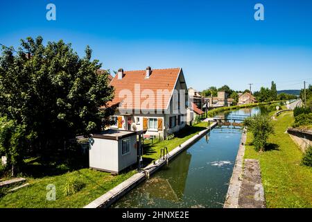 Sluice à la rivière doubs en France avec maison ancienne Banque D'Images