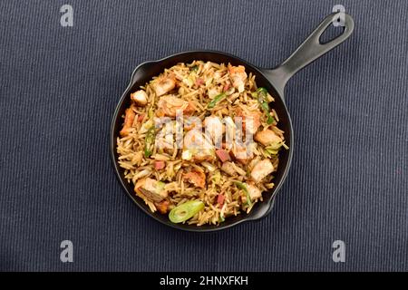 riz frit au poulet et légumes dans une casserole Banque D'Images