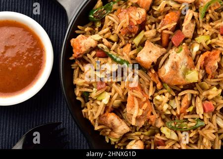 gros plan de riz frit au poulet avec sauce chili Banque D'Images