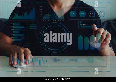 Big Data numérique et technologie d'écran virtuel concept WEB 3,0.Man utilisant la souris et l'écran virtuel tactile. Banque D'Images