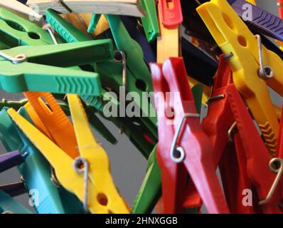 pince à suspendre les vêtements pour les sécher au soleil. suspendez la porte-vêtements Banque D'Images