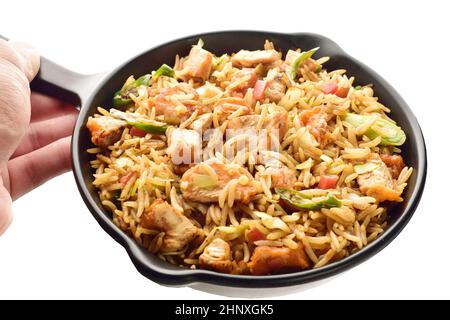 riz frit au poulet dans une casserole isolée sur fond blanc avec un chemin de coupure Banque D'Images