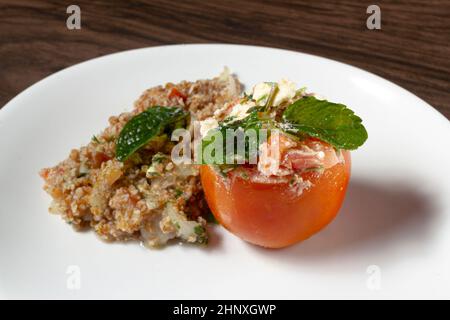 Salade de tabouleh aux tomates farcies.Plats végétariens.Plat traditionnel moyen-oriental ou arabe.Vue de dessus Banque D'Images