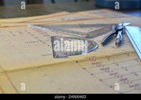 Espace de travail de l'ingénieur en électricité - projet électrotechnique, règles et compas diviseur. Concept de construction et d'électrotechnologie. Outils d'ingénierie. Banque D'Images