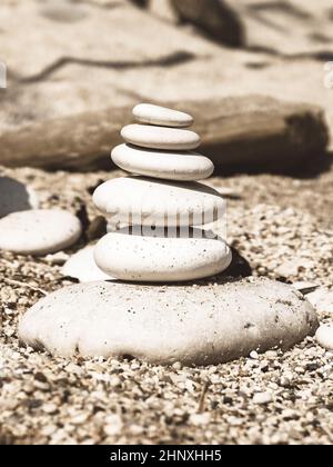 Sephia Pebble stack sur une plage de sable, espace d'imitation gratuit sur le dessus Banque D'Images