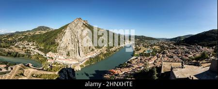 Très grande vue panoramique sur Sisteron sur la Durance, Rocher de la Baume en face de la vieille ville.France Banque D'Images