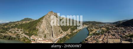 Très grande vue panoramique sur Sisteron sur la Durance, Rocher de la Baume en face de la vieille ville.France Banque D'Images