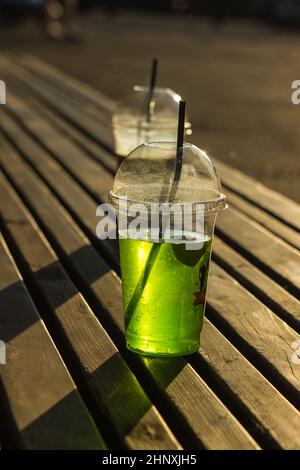 Boisson gazeuse dans une tasse en plastique transparent. Banque D'Images