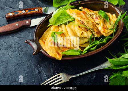 Tarte farcie de légumes verts et de fromage. Qutabs ou kutab faits maison. Nourriture Azeyrbajan Banque D'Images