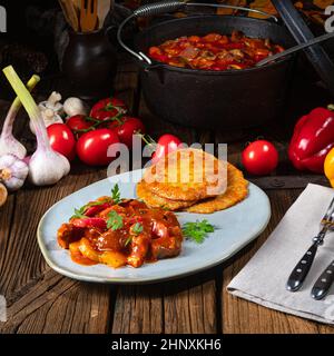 Goulash hongrois d'origine avec crêpes à la pomme de terre Banque D'Images