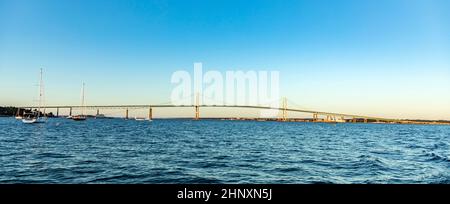 Vue sur le célèbre Newport Bridge au coucher du soleil Banque D'Images