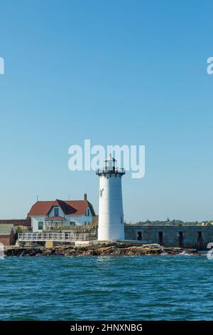 Vue sur le phare du port de Portsmouth et le site historique de l'État de fort Constitution en été, New Castle, New Hampshire, États-Unis Banque D'Images