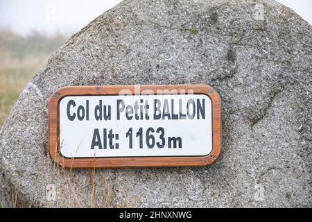 Signalisation col du petit ballon, engl: Haut de la montagne petit ballon, en Alsace, France Banque D'Images