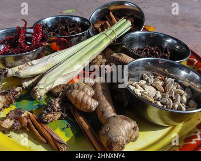 Diverses épices dans des bols en fer sur le marché pour le curry, set, encore la vie Banque D'Images