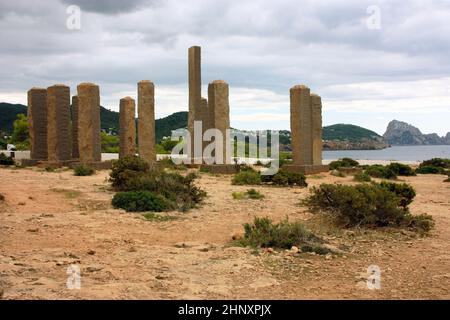 Architecture stonehenge particulier Ibizan structure d'auteur dans une clairière aride sur la mer dans les îles baléares Banque D'Images