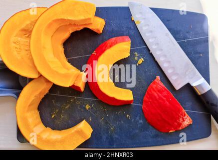 Tranches de citrouille avec un couteau et une planche à découper - vue du dessus Banque D'Images