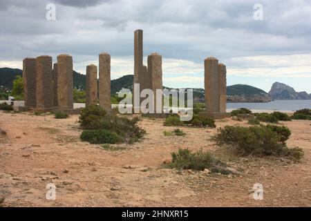 Architecture stonehenge particulier Ibizan structure d'auteur dans une clairière aride sur la mer dans les îles baléares Banque D'Images