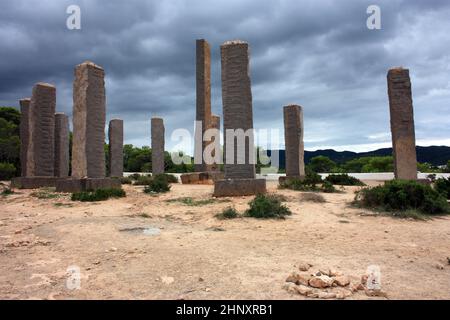 Architecture stonehenge particulier Ibizan structure d'auteur dans une clairière aride sur la mer dans les îles baléares Banque D'Images