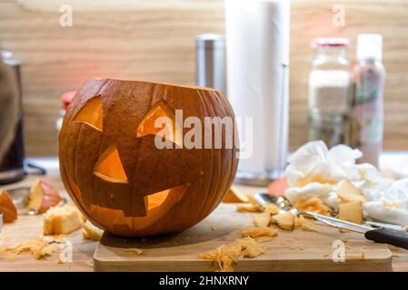 Citrouille creuse sur le comptoir de cuisine préparée pour halloween Banque D'Images