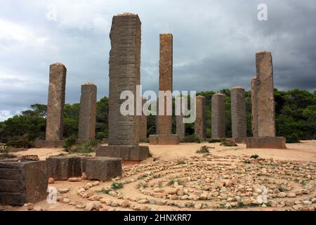 Architecture stonehenge particulier Ibizan structure d'auteur dans une clairière aride sur la mer dans les îles baléares Banque D'Images